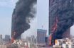 L'immeuble en feu à Changsha, en Chine.