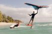 Titouan Galea, 25 ans, virtuose du wingfoil (à dr.), avec Antoine Auriol, 37 ans, ex-champion du monde de kitesurf. Face à la plage de Palmar de l’hôtel C Mauritius, où a lieu le festival.