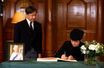 L'impératrice Masako et l'empereur Naruhito du Japon signent le registre de condoléances à la Church House à Westminster, le 19 septembre 2022