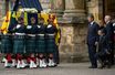 Dimanche 11 septembre 2022, le cercueil d’Elizabeth pénètre dans la résidence officielle des rois et reines d’Écosse depuis le XVe siècle, Holyroodhouse, à Édimbourg.