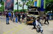 La police mène une enquête à côté d'un véhicule incendié à l'extérieur du stade Kanjuruhan à Malang, dans l'est de Java, le 2 octobre 2022.