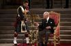 Le Major Jonathan Thompson, écuyer du roi, avec Charles III à Westminster Hall le 12 septembre.