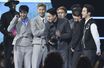 BTS entre dans la légende des American Music Awards en gagnant trois trophées, dont celui d’artiste de l’année, une première pour des chanteurs asiatiques, à Los Angeles en 2021.