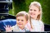 La princesse Estelle de Suède et son petit frère le prince Oscar sur l’île d’Öland, le 14 juillet 2022