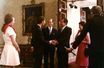 Quand le prince Charles et la princesse Anne rencontraient Richard Nixon à Buckingham Palace, sous l’œil de leurs parents le prince Philip et la reine Elizabeth II, des images capturées par les caméras de télévision en 1969.