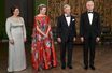 La reine Mathilde, dans une robe-cape Natan Couture, et le roi des Belges Philippe avec le couple présidentiel lituanien au Palais des Grands-Ducs de Lituanie à Vilnius pour le dîner d'Etat, le 24 octobre 2022