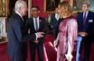 Charles III s'entretient avec le Premier ministre Rishi Sunak, Stella McCartney et l'envoyé spécial présidentiel américain pour le climat John Kerry lors d'une réception au palais de Buckingham, à Londres, avant le sommet Cop27, le 4 novembre 2022.