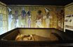 Le sarcophage du pharaon dans la chambre funéraire reconstituée à la Grande Halle de la Villette, en 2019.