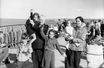 Charlie Chaplin, son épouse Oona et leurs quatre enfants sur le Queen-Elizabeth, lors d'une escale à Cherbourg, en septembre 1952.