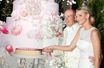 e prince Albert II et la princesse Charlène de Monaco coupent leur gâteau de mariage présenté avec un décor de fleurs de la Riviera et de protéas, emblème de l'Afrique du sud, pays de la jeune mariée