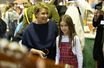 La grande-duchesse Maria Teresa de Luxembourg avec sa petite-fille la princesse Amalia en visite au Bazar international à Luxembourg, le 12 novembre 2022