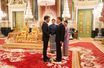 Le roi de Thaïlande Maha Vajiralongkorn, la reine Suthida et la princesse Sirivannavari Nariratana avec Emmanuel Macron au Palais royal à Bangkok, le 18 novembre 2022
