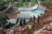 Des officiers de l'armée indonésienne évacuent le site d'un glissement de terrain causé par le tremblement de terre à Cugenang, Cianjur, province de Java occidental.
