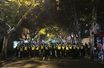 La police à Shanghai bloque un accès durant une manifestation contre le zéro-covid.