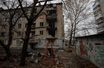 Une vue montre un immeuble endommagé par une récente frappe militaire russe à Kherson, en Ukraine, le 27 novembre 2022.