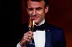 Emmanuel Macron, flute de champagne à la main, jeudi 1er décembre lors du diner d'Etat, à Washington.