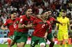 Le défenseur marocain Achraf Hakimi célèbre avec ses coéquipiers après avoir converti le dernier penalty lors de la séance de tirs au but pour remporter le match de football des huitièmes de finale de la Coupe du monde Qatar 2022 entre le Maroc et l'Espagne, Doha, le 6 décembre 2022.