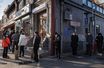 Des habitants de Pékin font la queue devant une pharmacie pour acheter des médicaments, le 8 décembre.