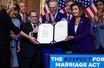 La présidente de la Chambre des États-Unis, Nancy Pelosi, signe "The Respect for Marriage Act" jeudi à Washington.