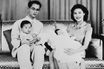 Une rare photo de famille, avec le roi Bhumipol - Rama IX -, la reine Sirikit, la princesse Ubolratana et le futur roi Vajiralongkorn - Rama X.