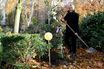 Elisabeth Borne a planté lundi un chêne vert dans les jardins de l'hôtel Matignon.