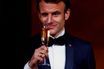 Emmanuel Macron, flute de champagne à la main, jeudi 1er décembre lors du diner d'Etat, à Washington.