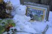 Les photos des étudiants tués, placées dans un cadre à côté d'un ours en peluche, devant la résidence où leurs corps ont été découverts dans l'Idaho.