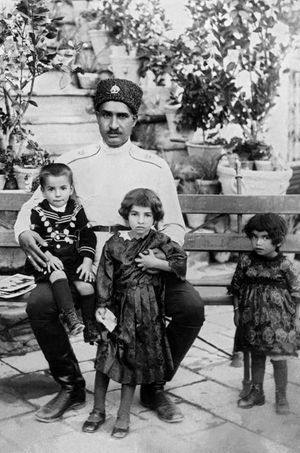 La princesse Ashraf (à droite) avec son père, son frère jumeau Mohammad Reza et leur grande sœur la princesse Schams en 1928