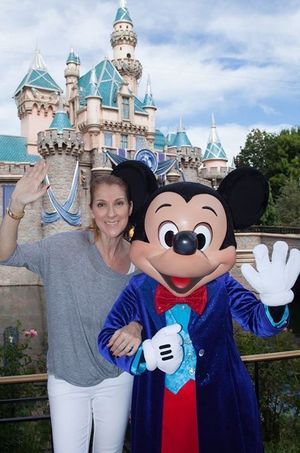 Céline avec Mickey, à Disneyland, le 15 octobre 2015.