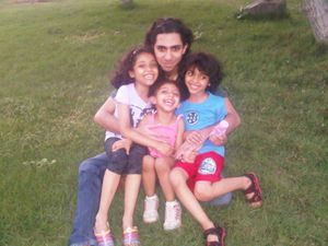 Raif Badawi et ses trois enfants.