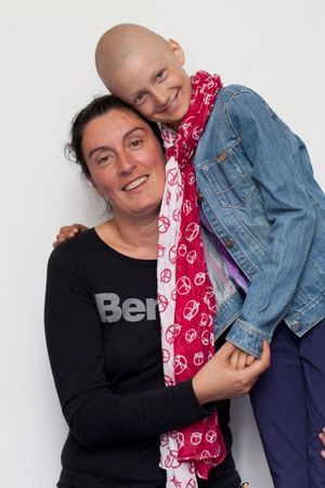 Eline et sa maman Laurence. Son temps de traitement dépendra de l’avancée de sa régression tumorale.