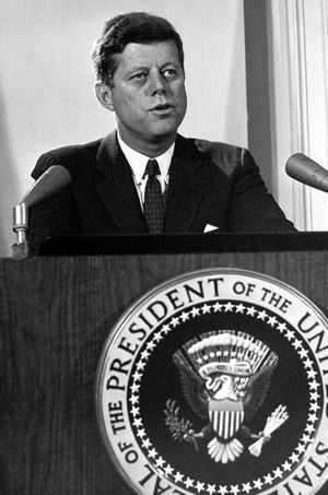 Le président Kennedy prend la parole le 3 novembre 1962.