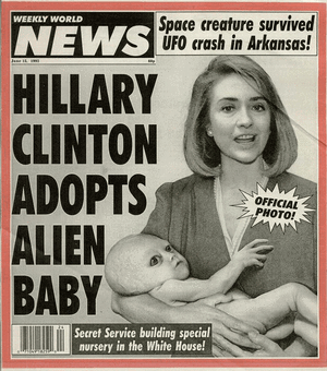 "Hillary Clinton adopte un bébé alien" titrait l'inénarrable Weekly World News en 1993. L'intérêt supposé des Clinton pour les ovnis s'est répandu dans la culture populaire.