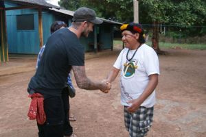 Davi Kopenawa évoque les problèmes auxquels sont confrontés les Yanomami.