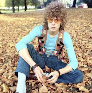 David Bowie en 1969, le look Flower Power.