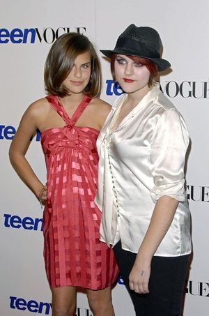 A droite, Frances Bean Cobain en 2007. Elle a alors 15 ans. Elle pose aux côtés de Tallulah, la fille de l'acteur Bruce Willis.