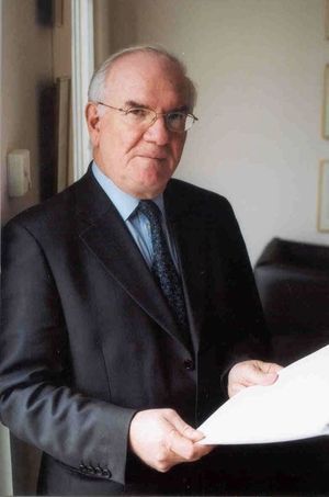 François Morin est professeur émérite de sciences économiques à l'Université de Toulouse. Il a été membre du conseil général de la Banque de France.