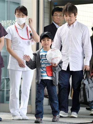 Yamato Tanooka et son père à la sortie de l'hôpital.