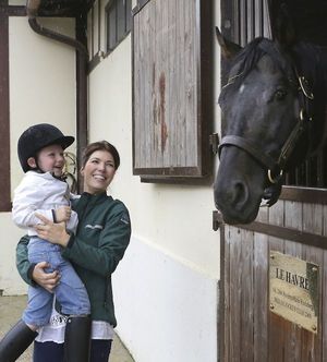 Veneta Galabova avec son fls, Louis, 4 ans et le cheval Le Havre.