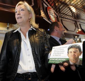Marine Le Pen, le 31 mai 2012, à Carvin, avec le tract qui lui vaut d'être aujourd'hui poursuivie.