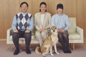 La petite famille pose avec le chien, Yuri.
