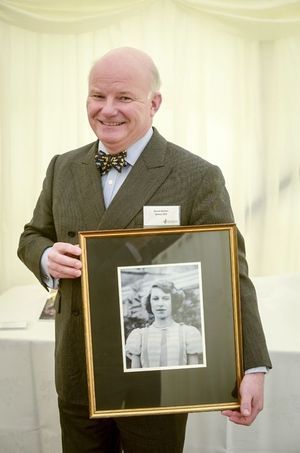 Simon Barnes avec la photo inédite d'Elizabeth II adolescente