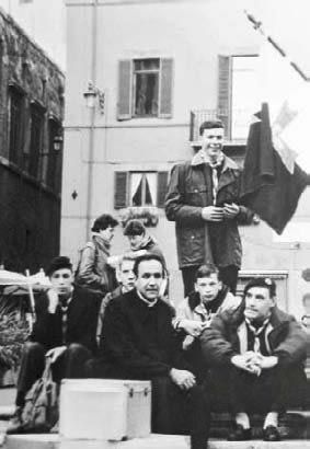 En janvier 1989, à Rome, avec les chefs de patrouille des scouts d’Europe. Georges est debout.