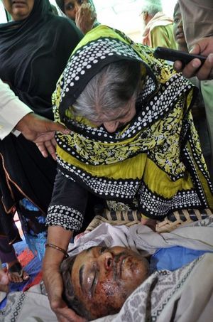 La mère de Rashid Rehman, penchée sur son cadavre.