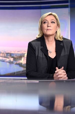 Face A Jean Marie Le Pen Marine Le Pen Prend Ses Distances