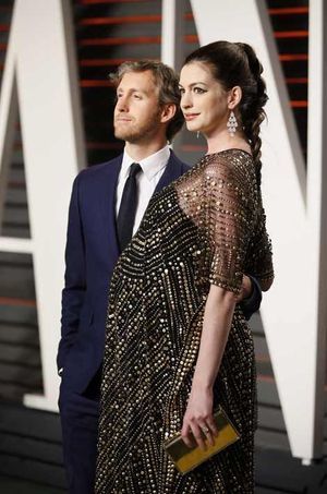 Anne Hathaway était apparue rayonnante avec son mari Adam Shulman à la soirée "Vanity Fair Oscar Party" le 28 février.