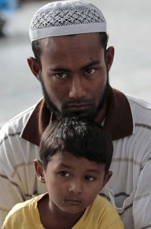 Un père et son fils, tout deux Rohinhyas.