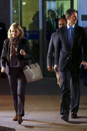 L'infante Cristina d'Espagne et son mari Iñaki Urdangarin à la sortie du tribunal à Palma de Majorque, le 11 janvier 2016