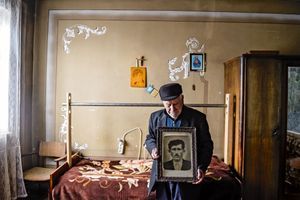 Moïse, 105 ans, originaire de Kabous en Turquie. Il tient un portrait de son père.