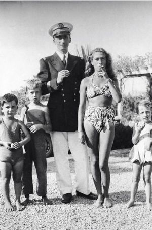 M. Cousteau avec son épouse Simone, leurs enfants, Philippe et Jean-Michel, et un cousin, Jean-Pierre. Des jours heureux.